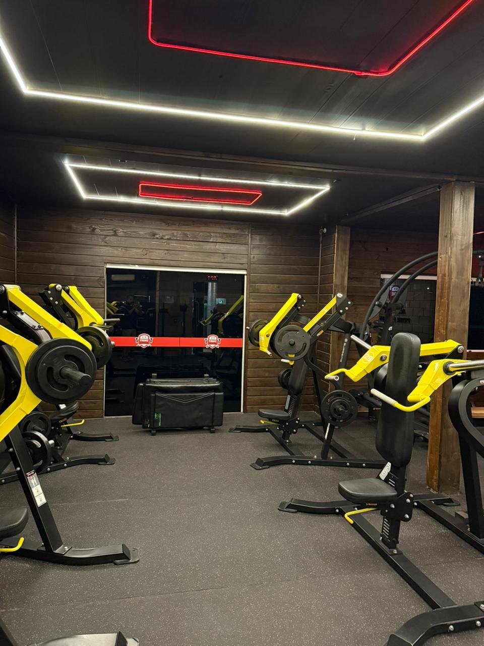 Equipamentos de muscula&ccedil;&atilde;o na sala da Prime Fitness