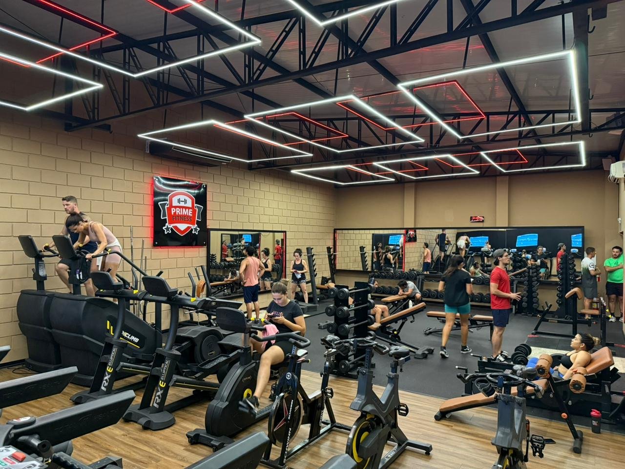 Vista da sala de muscula&ccedil;&atilde;o com alunos treinando