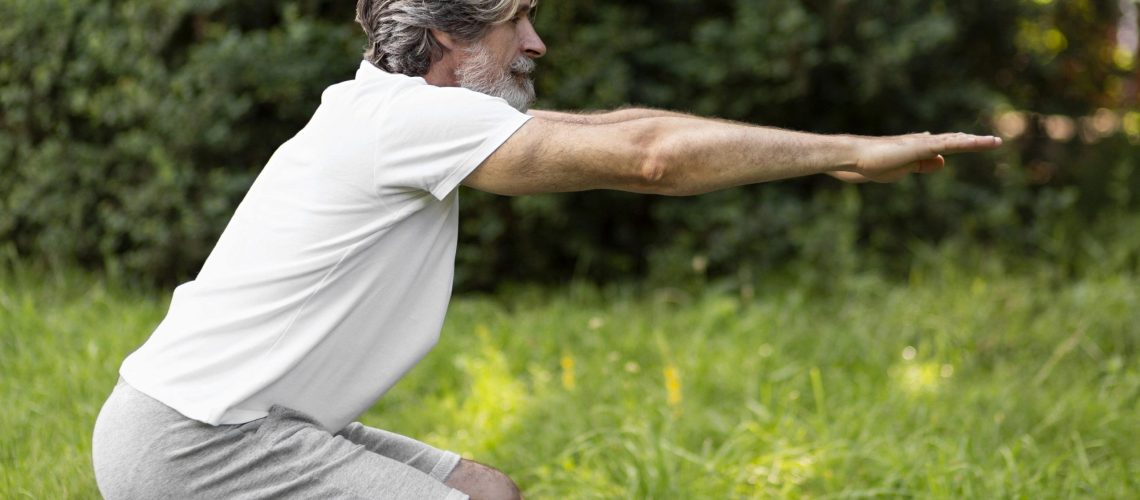 vista-lateral-homem-fazendo-agachamentos-ao-ar-livre-min